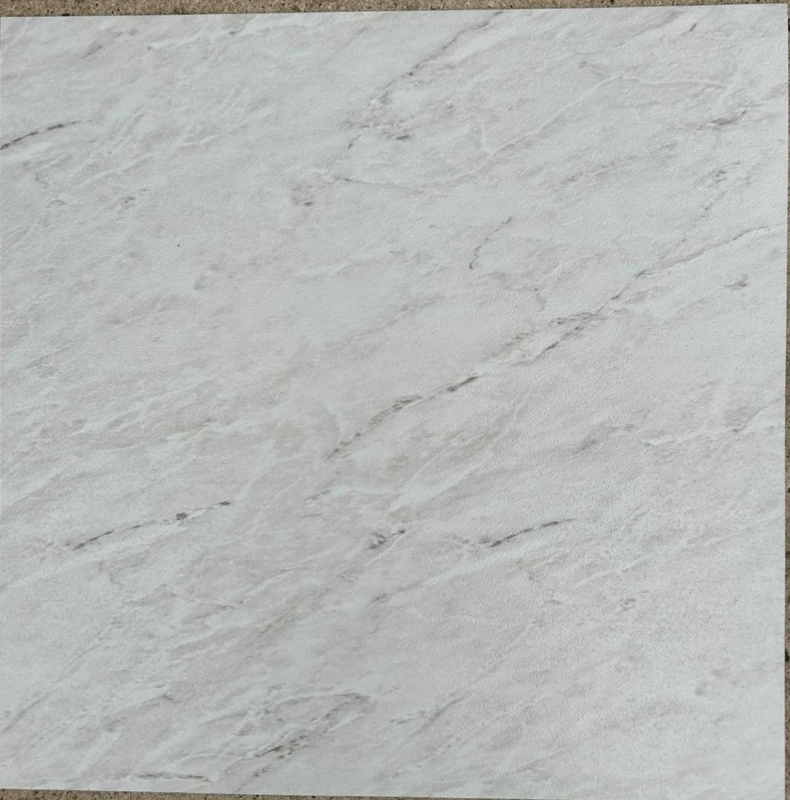 Piso Vinílico Autoadhesivo Baldosa BR1 45.7 x 45.7cm  – Revestimiento Impermeable PVC, Fácil Instalación, Diseño Moderno Tipo Baldosa y Decorativo Para Cocina, Living y Dormitorio